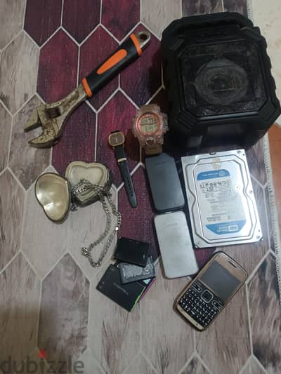شويه حاجات للبيع كلهم مع بعض العلبه والسلسله فضه وبقيت الحاجات شغاله