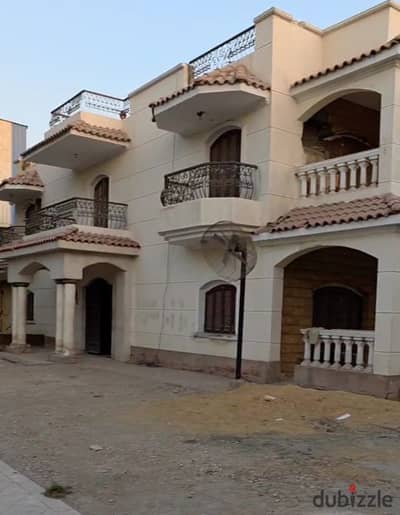 Independent villa for rent 3600 meters on a main street in Al-Mansouriyah
