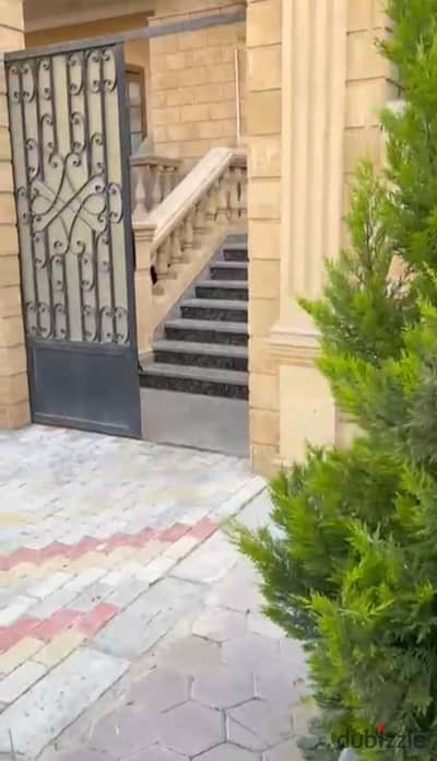 في ارقى احياء الشيخ زايد شقه دور ارضي مرتفع