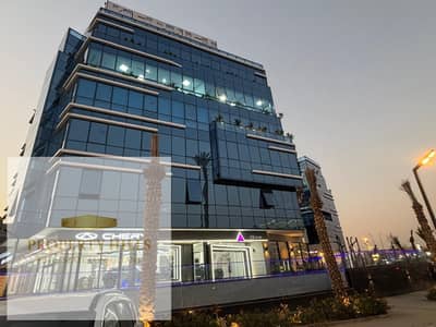 محل استلام فوري علي التسعين الشمالي هيدخلك عائد 55,000 شهريا في منطقه مجمع البنوك في التجمع الخامس ومتاح تقسيط سعره