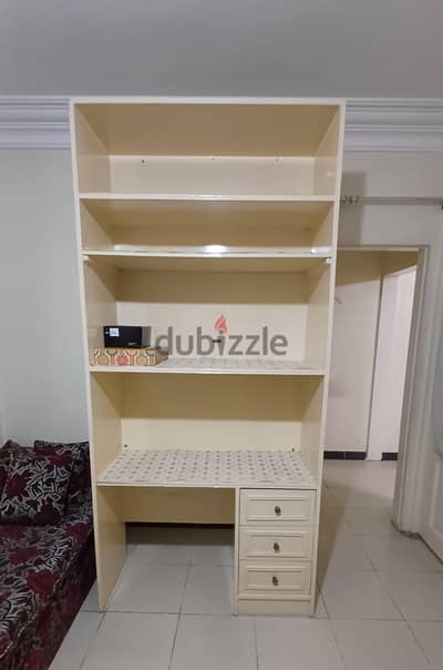 مكتبة بحالة ممتازة