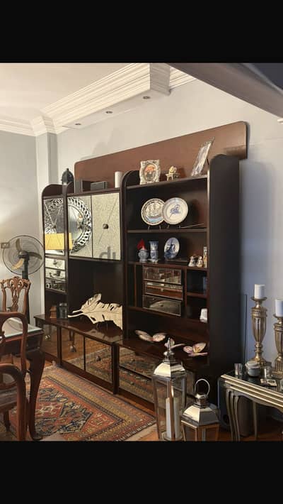 Nesh book shelves