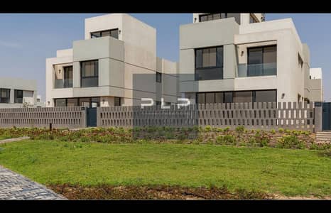 Largest standalone villa for sale in Burouj Compound – Parcel 8. Immediate delivery, North-facing, fully finished (including kitchen and A/C units), a