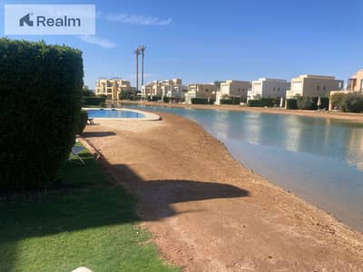 الترجمة المناسبة:   **امتلك تاون هاوس  فيلا زاوية بإطلالة مباشرة على اللاجون. **