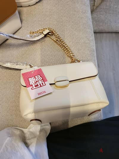 شنطة حريمي جديدة Off White بالتيكت – سلسلة دهبي وحزام كتف جلد طبيعي