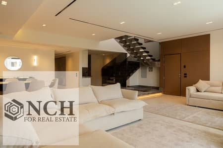 **Penthouse فاخر للإيجار في Lake View**  فرصة مميزة للإيجار داخل **Lake View**، بنتهاوس راقٍ بمساحة **300 متر مربع**، يتميز بتصميم واسع ومريح