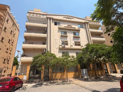 Apartment for sale in Hadaek Al-Fida Compound, Fifth Settlement One minute from North 90th Street The compound is fully inhabited and offers all ameni
