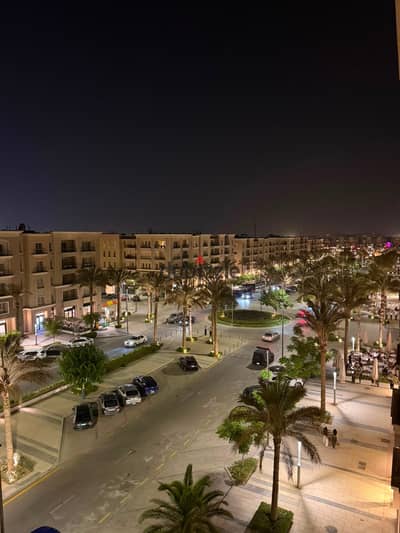 شقة للايجار المفروش في كمبوند ميفيدا فرش مودرن وموقع متميز على شارع التسعين الجنوبي مباشرة قريب من ميدان سوديك ومنطقة الجولدن سكوير