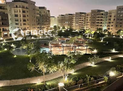 شقة فاخرة 210م تشطيب كامل بالتكييفات والمطبخ والجراج بفيو بلازا ولاندسكيب للبيع في ذا سكوير