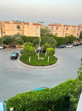 للايجار شقة مميزة دور متكررة مفروشة بالكامل واجهة بحري بإطلالة مفتوحة على الميدان داخل | كمبوند حدائق المهندسين - الشيخ زايد