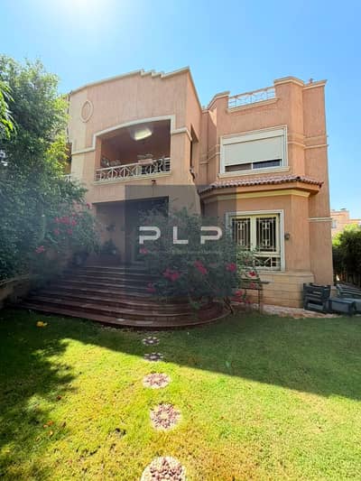 Twin house villa for sale at a bargain price, ultra-super-lux finished and ready to move in. Prime location in Grand Residence Compound.