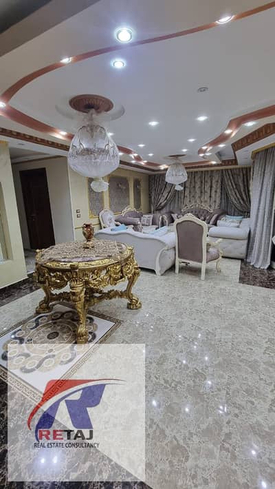 A rare opportunity: A 300m² apartment (built in 2010) offered at an excellent price—inclusive of furniture and appliances. Located in a prime,