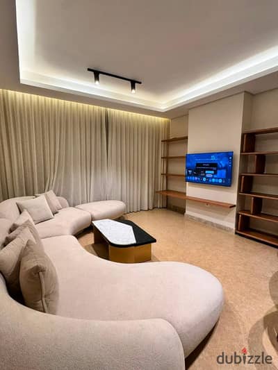 فرصة مميزة للإيجار الفوري شقة فاخرة بتصميم مودرن وفندقي بالكامل في كمبوند زد ويست (Zed West). تقع الشقة بالدور السادس على مساحة 105 متر مربع وتتكون من