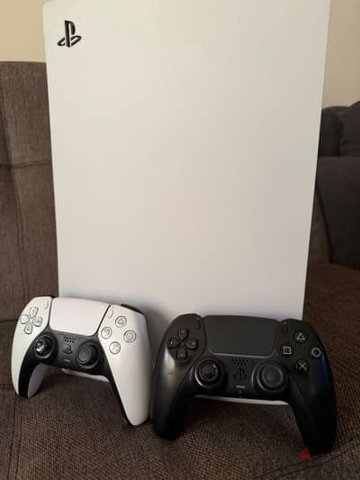 Playstation 5 + 2 sony controllers