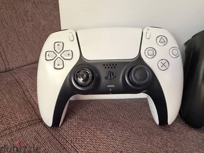 Playstation 5 + 2 sony controllers 2