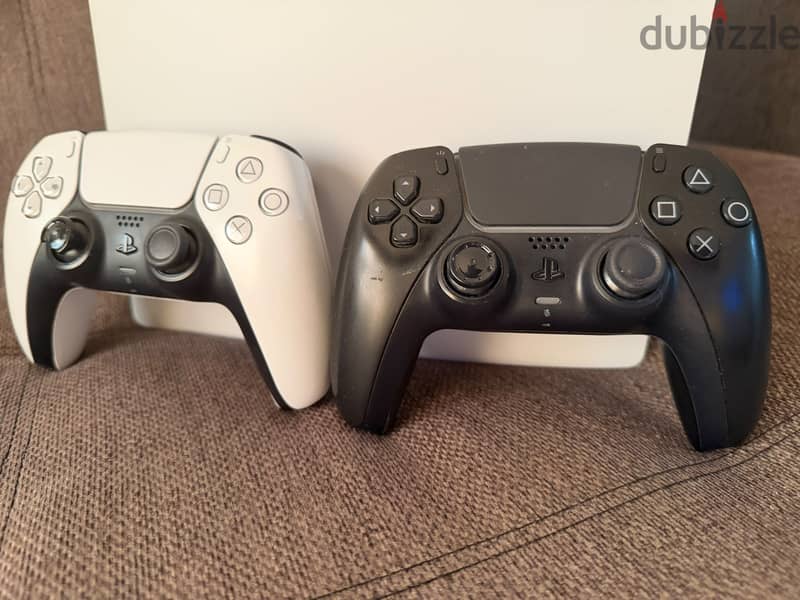 Playstation 5 + 2 sony controllers 3