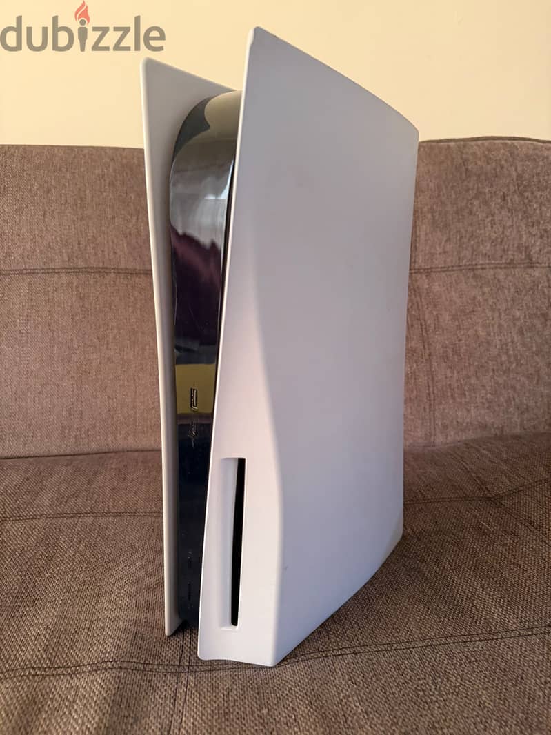 Playstation 5 + 2 sony controllers 5