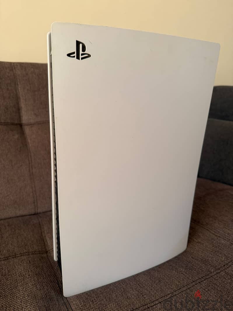 Playstation 5 + 2 sony controllers 6