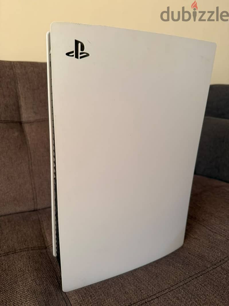 Playstation 5 + 2 sony controllers 9