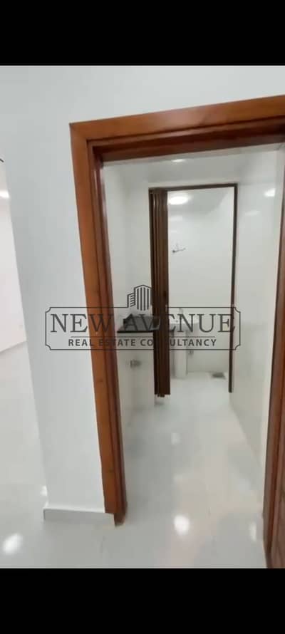 محل مجهزة بالكامل بموقع مميز في شارع احمد تيسير متفرع من شارع المرغني بجانب كليه البنات، مناسبة للبراند ملابس واي نشاط.