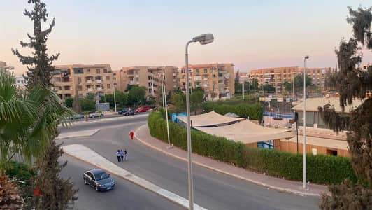 شقة للبيع بالشيخ زايد بالحى١٣ أمام نادى clup13