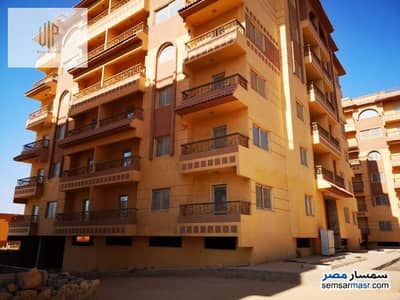 شقة للبيع –داخل كمبوند فى الأندلس، التجمع الخامس أمام دار مصر قريبة من شارع التسعين والجامعة الأمريكية الشقة غير مجروحة تمامًا