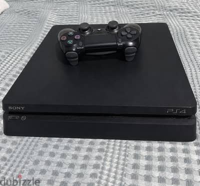 Ps4 slim معاه دراع وحالته كويسة
