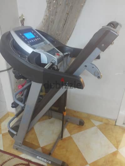 مشايه مع اثنين دامبيل وجهاز البطن