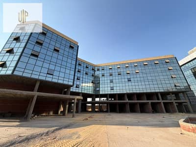 محل تجاري للبيع  دور أرضي بالتجمع الخامس علي محور السادات مباشر بمقدم 10% واقساط لمدة 8 سنوات   واجهة مباشرة على البلازا