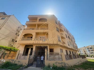 شقة للبيع 171م بالمنطقة الرابعة مدينة الشروق - عمارات من أرقى مناطق الشروق - 3 غرف منهم ماستر - 2 حمام - ريسبشن - مطبخ - نصف تشطيب - دور تاني أمامي -