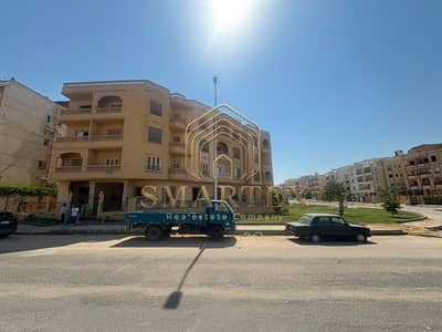 شقة للبيع 171م بالمنطقة الرابعة مدينة الشروق - عمارات من أرقى مناطق الشروق - 3 غرف منهم ماستر - 2 حمام - ريسبشن - مطبخ - نصف تشطيب - دور تاني أمامي -