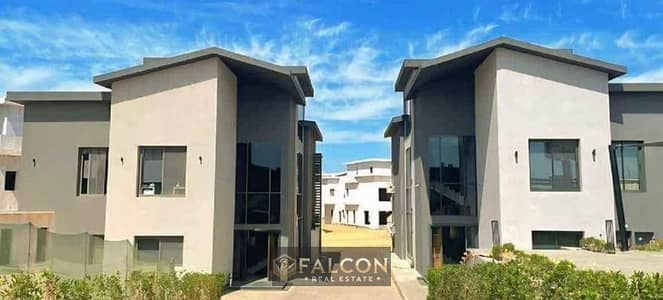 Last villa available at Creek Town—Ready to Move. 185 sqm, 3 levels, located opposite Al Rehab (Suez Road, next to Swan Lake Hassan Allam). 35% discou