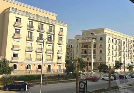 شقة بخصم 25% بسعر مميز في اكبر كمبوند بالتجمع الخامس كمبوند ( هايد بارك ) بالقرب من الجامعه الامريكية بالتقسيط علي 10 سنوات