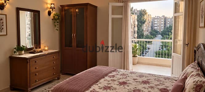 At the intersection of Abu Dawood Al-Zahiri Street with Al-Ahli Club Street, just steps from Mustafa El-Nahhas main street, a fully furnished apartment equipped with all amenities in Superlux style. Details and specifications of the apartment: Area and floor: 105 square meters – third floor. Internal division: 3 rooms (two bedrooms + an open room)