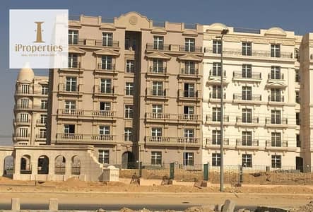 شقه في هايد بارك التجمع  نصف تشطيب 130 متر موقع مميز