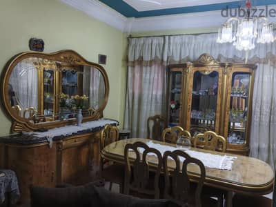 سفره كامله  نيش و بوفيه و ترابيزه ثماني كراسي بحاله ممتازه و خشب زان