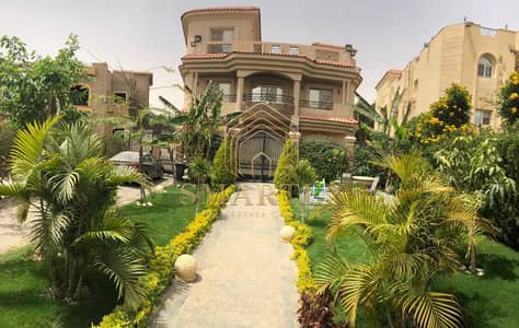 فيلا للبيع 850م الحي الثامن أرقى أحياء مدينة الشروق - سوبر لوكس - بدروم وأرضي وأول وروف - حمام سباحة وجاردن - بجوار الجامعة البريطانية وسعودي مول