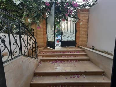 مكتب للايجار الاداري ، مفروش ، بالقرب من التسعين الجنوبي ومجمع البنوك ، مدخل وجاردن خاص ، مكيف بالكامل
