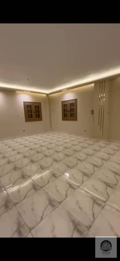 شقة للبيع في جاردنيا هايتس 3 دور ارضي 200 متر 3 غرف نوم و 2 حمام تشطيب سوبر لوكس علي الشارع الرئيسي بسعر مميز