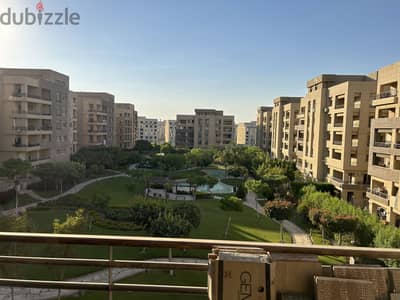 Apartment in the square compound