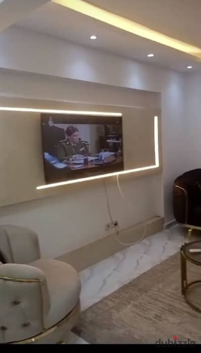 شقه للايجار  المفروش   في زهراء المعادي شارع الخمسين الرئيسي   تتكون من 2غرف- 2حمام - ريسبشن- مطبخ   الدور الثامن  يوجد اسانسير   تشطيب الترا سوبر لوك