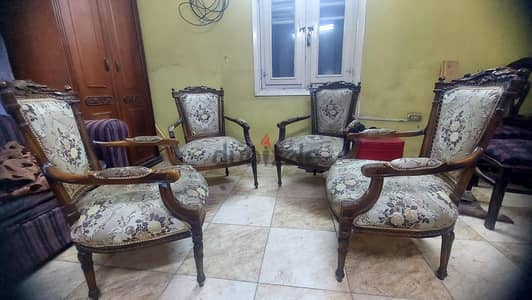 صالون صغير  وشيك جدا وبالكسوة مكون من ٤ كراسي وتربيزة