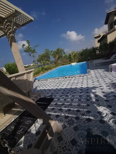 فيلا للبيع بحمام سباحه خاص فيو علي الجولف والبحيره
