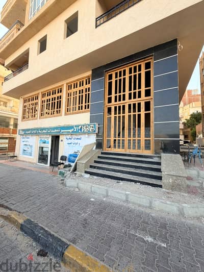 مسطح تجاري كامل التشطيب بمنطقة القيادات