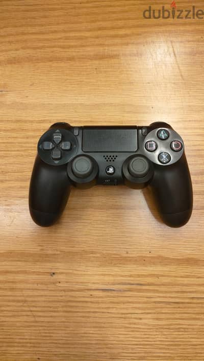 للبيع دراع ps4 برو اوريجينال بحالة الجديد
