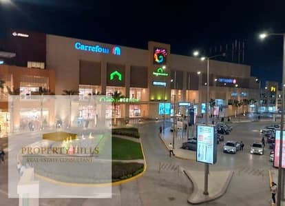 محل استلام فوري علي التسعين الشمالي دايركت متأجر بعائد 2,600,000 وبزيادة سنويه في اهم لوكيشن في التجمع الخامس