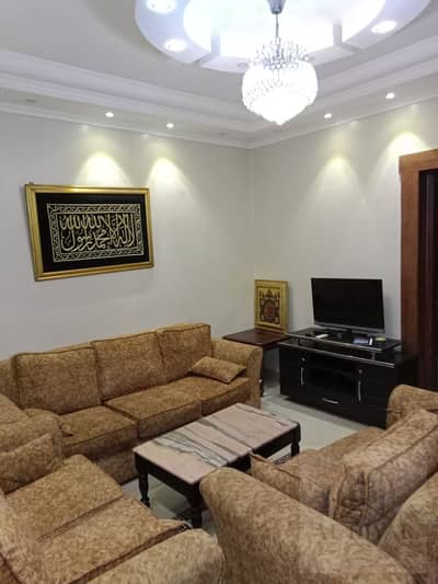 شقة مفروشة بأجمل تفرعات شارع النيل بالعجوزة                                                                                                          ,
