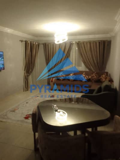 شقة للإيجار في مدينتي B6، مجموعة 63، دور أرضي، مساحة 124 متر، ثلاث غرف نوم وحمام، بسعر 22,000 جنيه شهريًا، بموقع مميز وهادئ داخل مدينتي للعائلات بهدوء