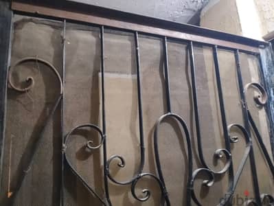 باب حديد كريتال حالة جيدة - ثقيل