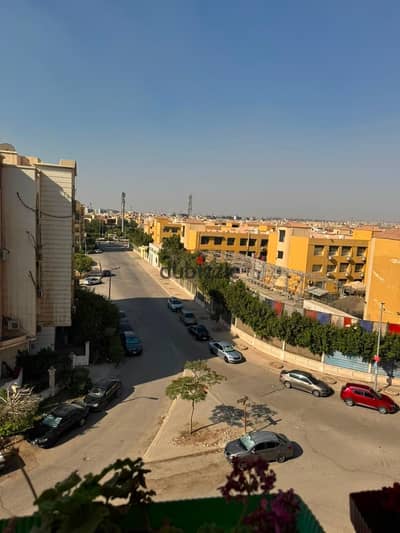 Luxury apartment for sale in the heart of the Fifth District - New Cairo! Enjoy upscale living in a highly exceptional and distinguished location next to Al-Shuwayfat Street, and a short distance from the Saudi Market and Akhenaten School, with immediate delivery and complete meters for you to move in right away. Unit specifications area: 200 square meters in a